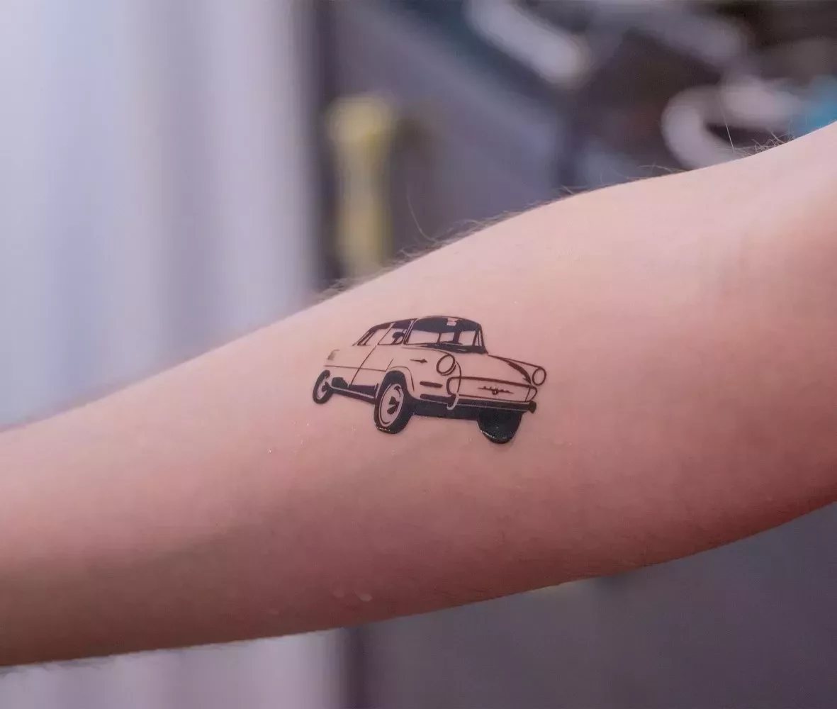 Dočasné tetování se škodovkou 130 RS