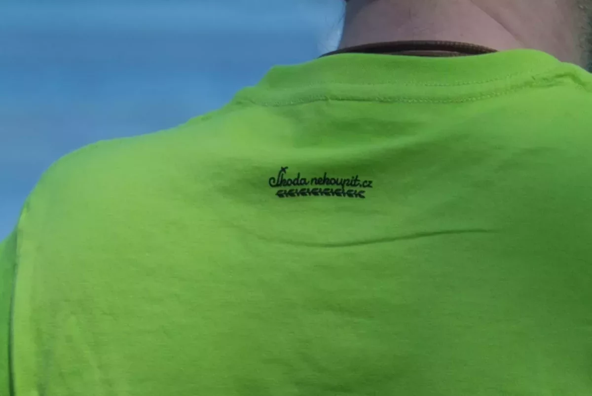 Světle zelené pánské tričko se škodovkou 100