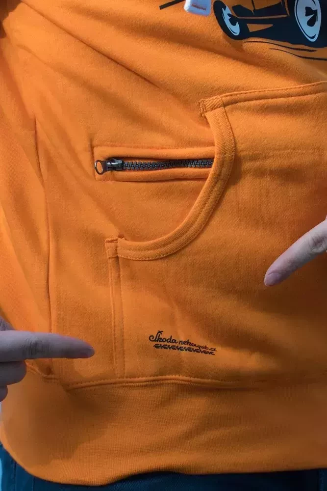 Oranžová pánská mikina se škodovkou 1000 MB