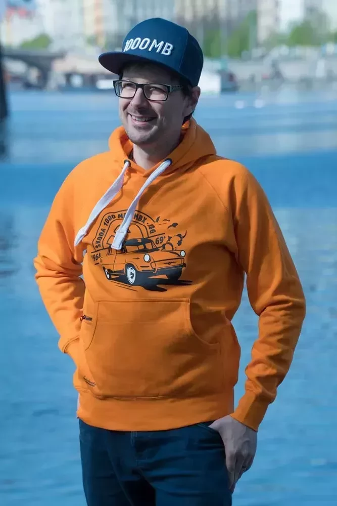 Oranžová pánská mikina se škodovkou 1000 MB