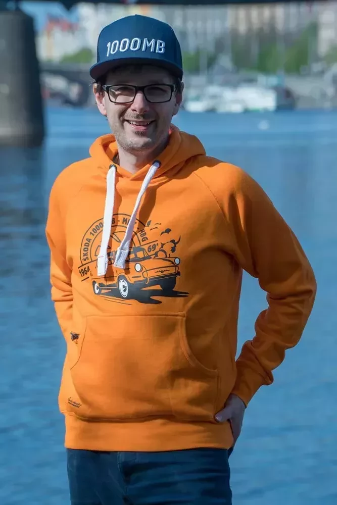 Oranžová pánská mikina se škodovkou 1000 MB