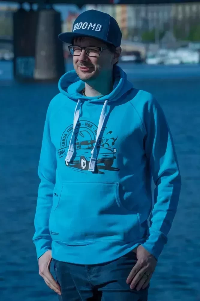 Světle modrá pánská mikina se škodovkou 1000 MB