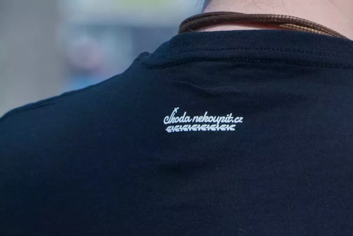Černé pánské tričko se škodovkou 130 RS
