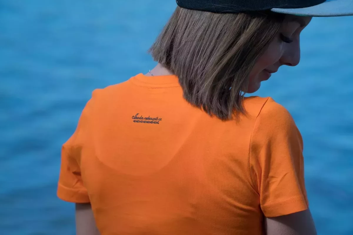 Oranžové dámské tričko se škodovkou 130 RS
