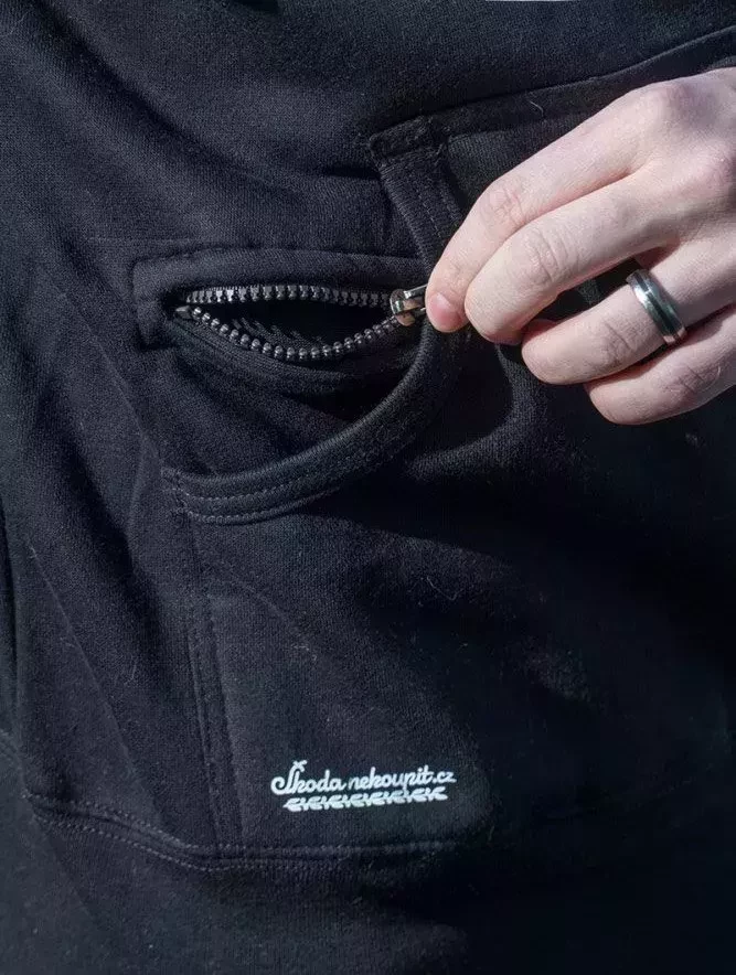 Černá pánská mikina se škodovkou 130 RS