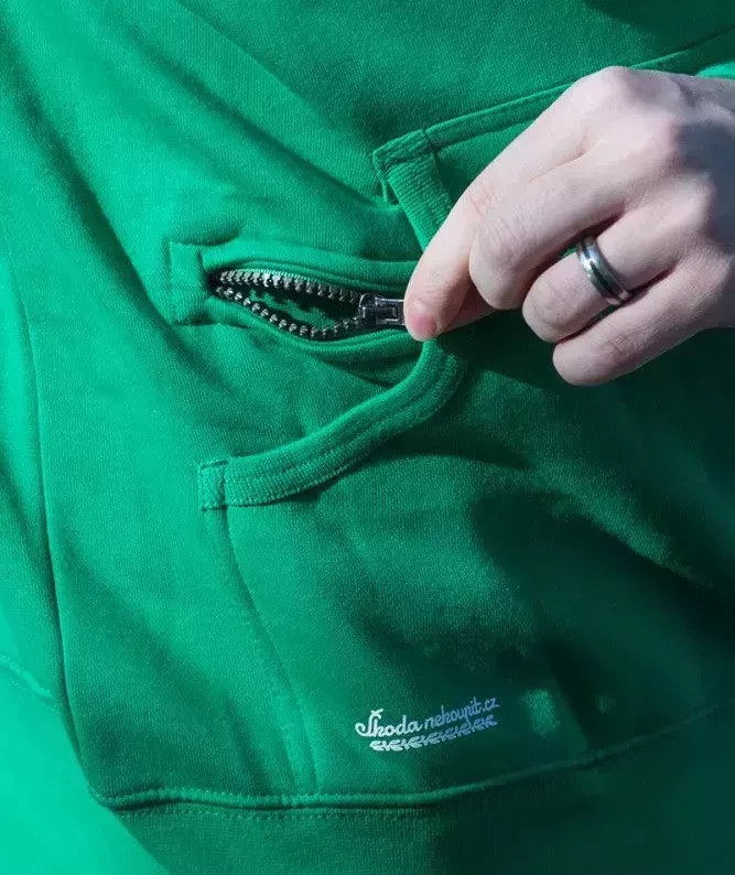 Zelená pánská mikina se škodovkou 130 RS